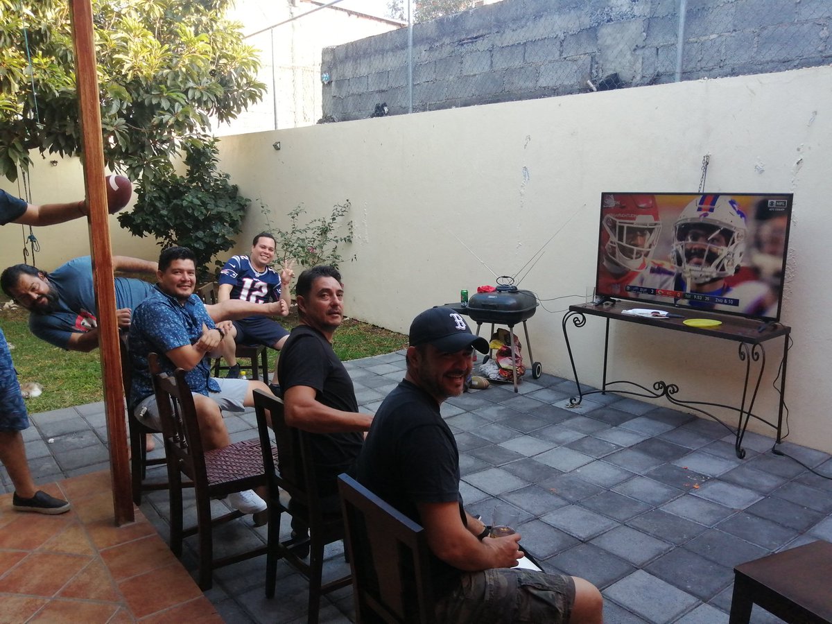 kisialpuing's tweet photo. Con sana distancia disfrutando con la gallada las finales de conferencia #playoffsEnTDN https://t.co/81I3IuiM1u