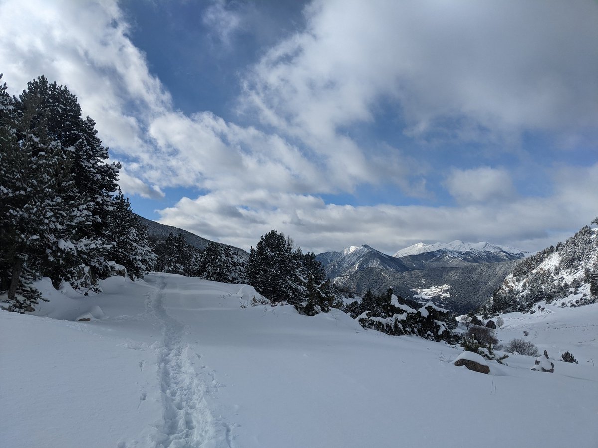 😍☃️🌨️ Així d'espectaculars lluïen els Cortals d'Encamp aquest diumenge al migdia.

#VisualMeteo
