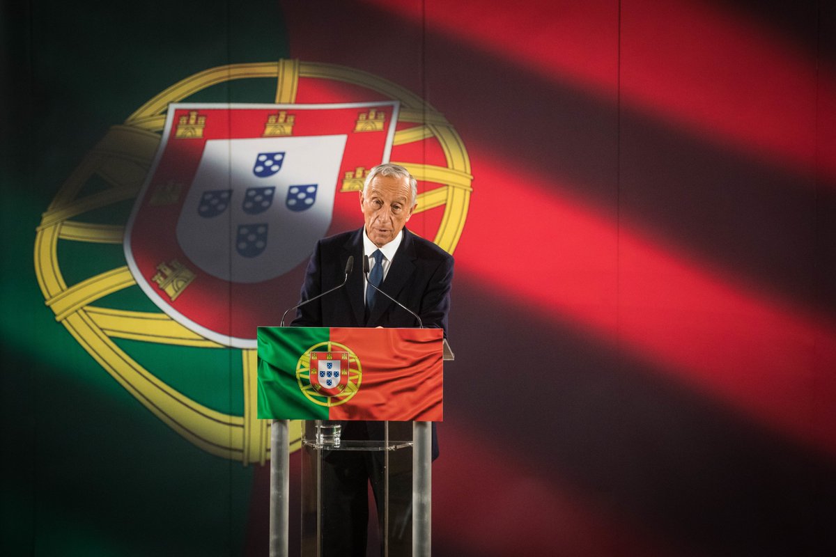 OBSEleicoes's tweet photo. #Presidenciais2021 🇵🇹

Marcelo Rebelo de Sousa comenta a vitória: 
"Os Portugueses ao reforçarem o seu voto querem mais e melhor em proximidade, em convergência, estabilidade, construção de pontes, exigência e justiça social". 
(📸 Observador) https://t.co/Tp9B28ULT3