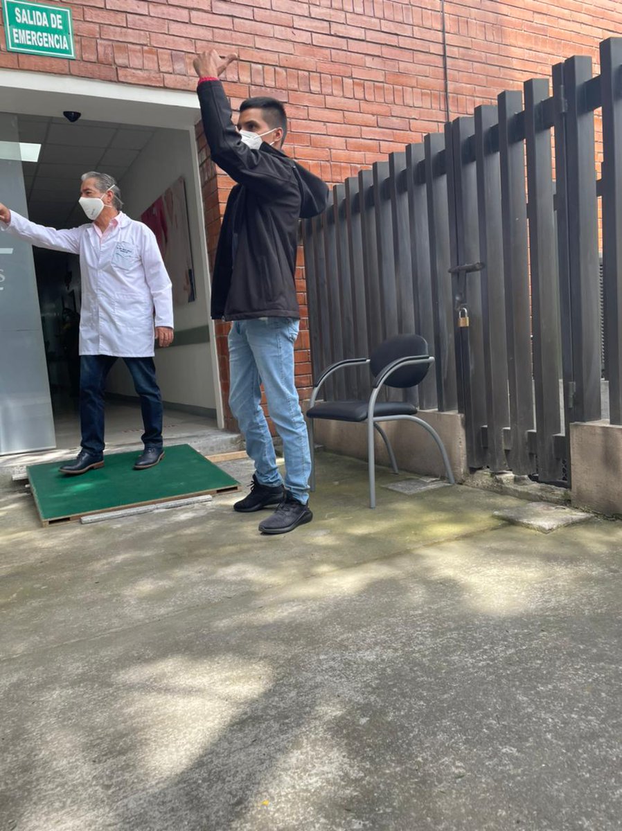 ecuainm_oficial's tweet photo. #ATENCION #URGENTE #Ecuador #VacunacionNoEsCorrupcion
Ministro @Salud_Ec @DrJuanCZevallos fue descubierto presidiendo presunta VACUNACIÓN a personas particulares en centro privado hospital De Los Valles, sin explicación. Denuncia @ecuavisa
#ElPeorGobiernoDeLaHistoria https://t.co/65zEEb7mcJ