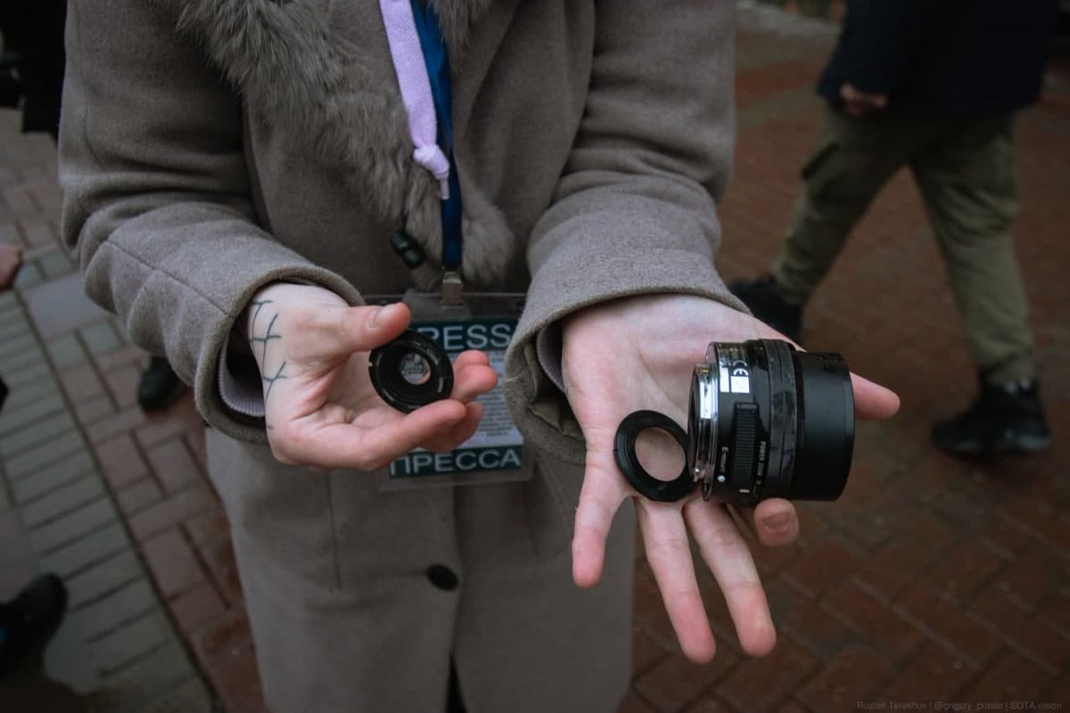 In total, four were detained. Until recently, two women were kept in a police van. In addition, the employees of Center “E” took away and broke/wiped the equipment of journalists Victoria Arefieva, Ruslan Terekhov and Andrey Makashov. Arefieva's camera lens was broken.