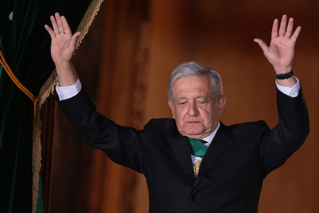 CNNEE's tweet photo. ÚLTIMA HORA -- El presidente de México, Andrés Manuel López Obrador, informó este domingo que dio positivo por a covid-19. 

https://t.co/izVwFR3Pis https://t.co/sIFDytrA83