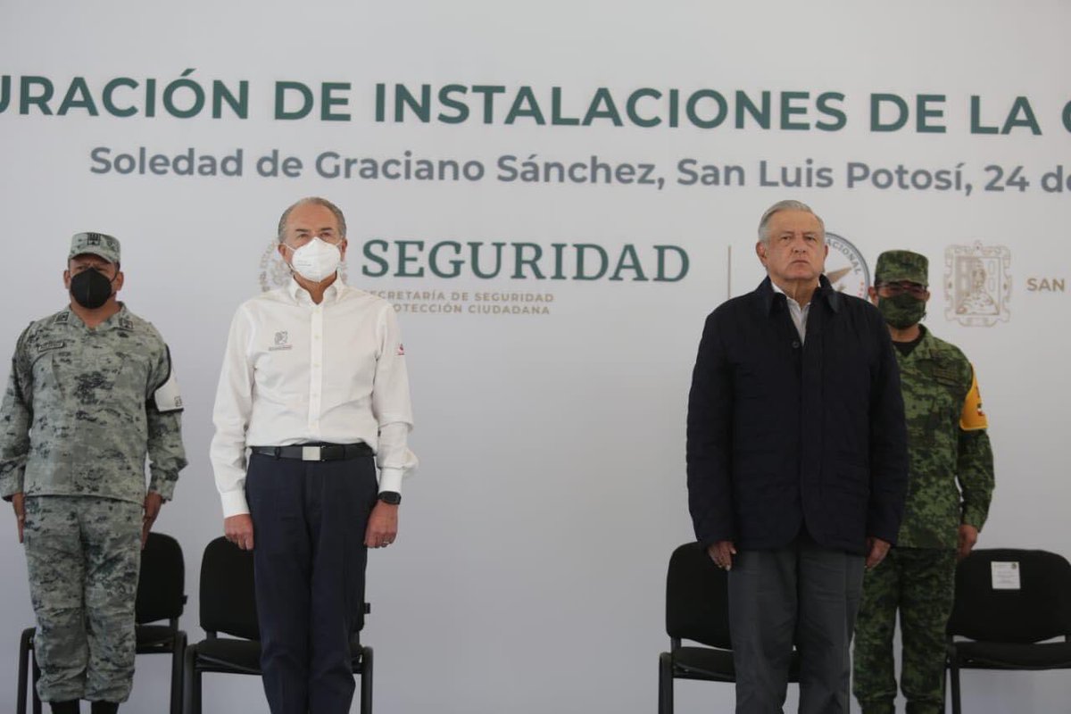 elfrentemx's tweet photo. #ÚltimaHora AMLO ANUNCIA QUE TIENE COVID; HACE UNAS HORAS SE REUNÍA EN SLP CON EL GOBERNADOR Y ALCALDE DE SOLEDAD SIN CUBREBOCAS 

“Lamento informarles que estoy contagiado de COVID-19. Los síntomas son leves pero ya estoy en tratamiento médico”. https://t.co/4Mz2iACv1P https://t.co/QHmeXAGI0n