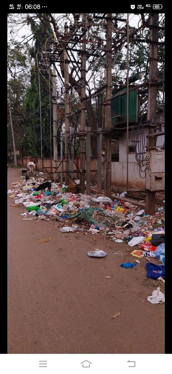 ResSecure24's tweet image. This is constant issue of garbaage opp om hotel Lane keshwapur  near ex MLA jabbar Khan house. I would request @hdmc to clear it. Hdmc veichle comes for garbage collection but due to erratic times people dump there. Request concern authority to resolve the issue
@HdmcHubliDwd
