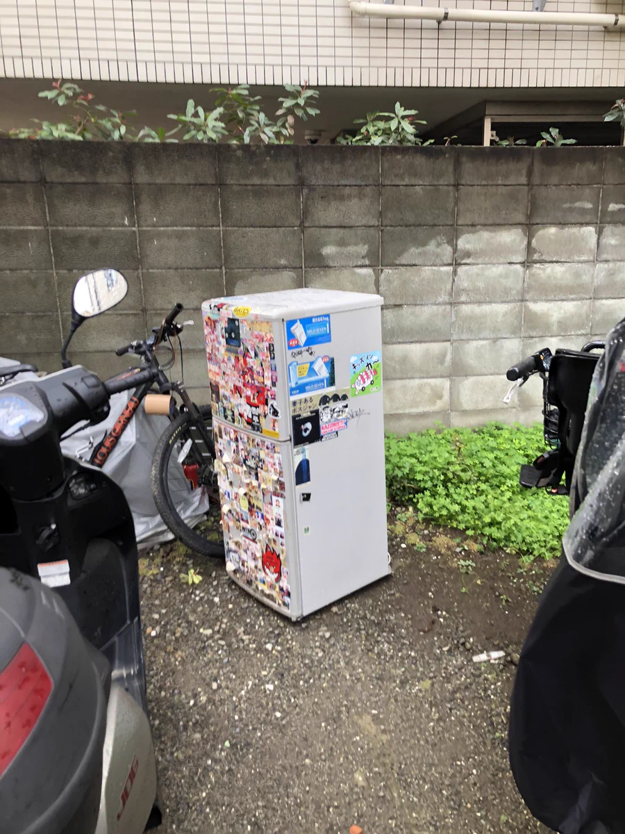 味わい深い一品。持ち主の青春が克明に記録された冷蔵庫が放置されていた。