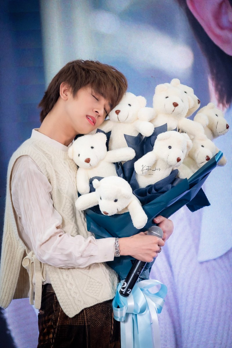 No primeiro stage de "Hidden": o famoso buquê de ursinhos