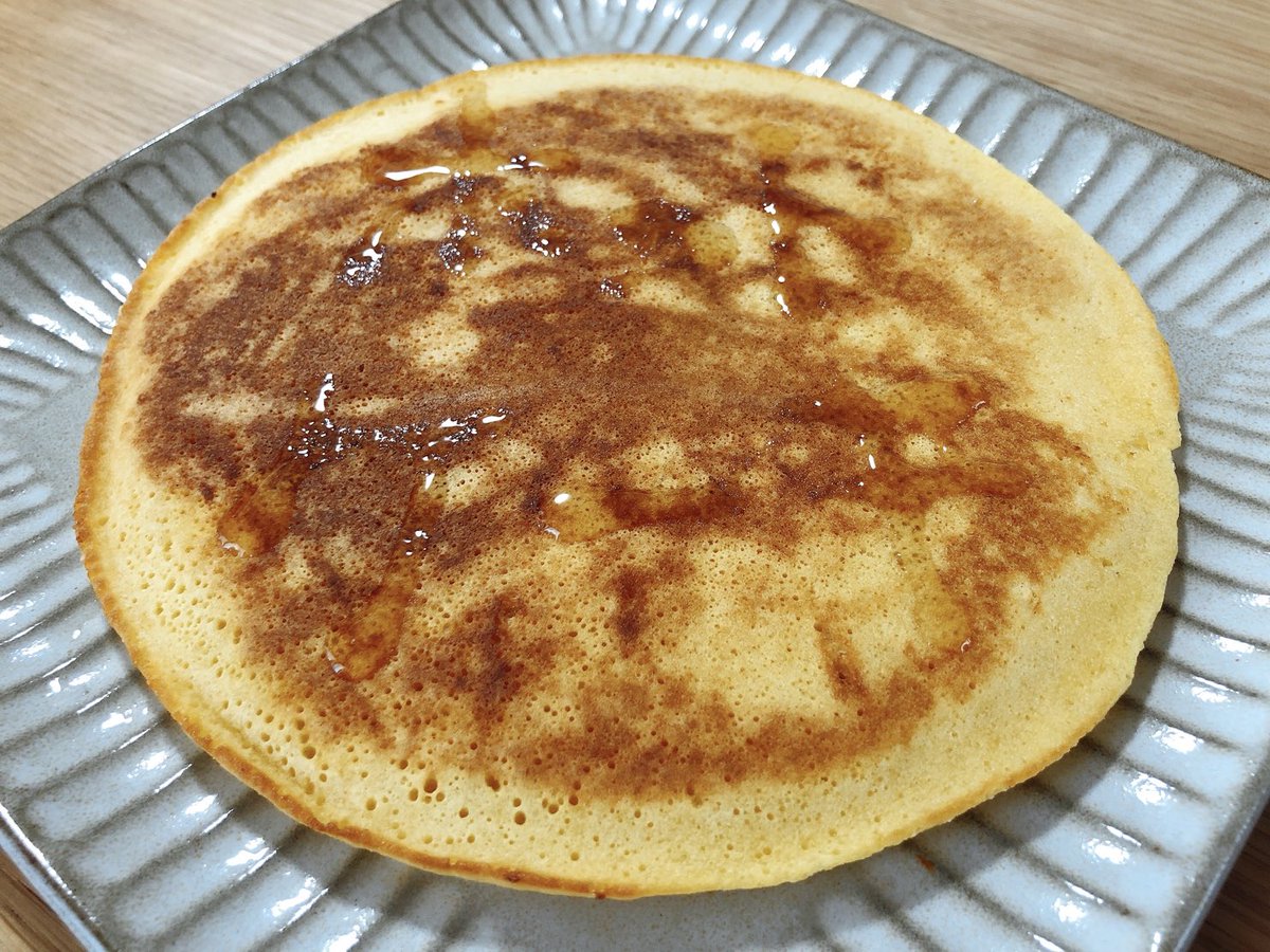 池谷のぶえ V Twitter どうしてもホットケーキが食べたくなり 家にあった小麦粉 豆乳 砂糖 重曹 で焼いてみましたが 第一印象はそんなに悪くないけど 日に日に微妙な付き合い辛さを感じる人 みたいなホットケーキでした 蜂蜜で描いた ホットケーキ という文字