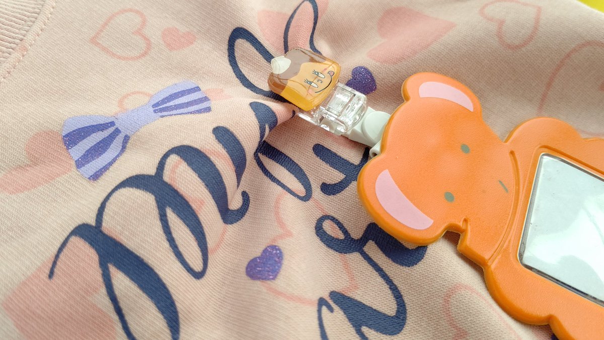 キラフルポップ プリンちゃんの名札クリップ 洋服をつまんで挟むだけ 服に穴が空かない 動き回る子でも 簡単に装着できる 年長男子が同じ仕様の名札クリップをつけて1日幼稚園にいっても外れません こちらはminneで販売中 他のキャラクターも キラフルポップ プリンちゃんの名札クリップ 洋服をつまんで挟むだけ 服に穴が空かない 動き回る子でも 簡単に装着できる 年長男子が同じ仕様の名札クリップをつけて1日幼稚園にいっても外れません こちらはminneで販売中 他のキャラクターも