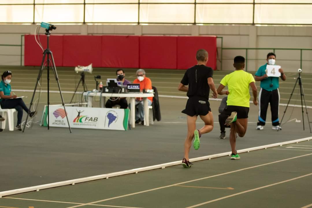 btoae's tweet photo. Me alegra mucho ver que uno de los escenarios más lindos y útiles que dejó #Cocha2018 se este utilizando. Además ver a Bruno Rojas recuperado rompiendo récords nacionales en 60m(6.92) Y en 200m(21,77) En damas Lety Arispe tb fue récord en 200m(25,6)
#Atletismo
#Indor
#Bolivia https://t.co/7mCU8jm0G9