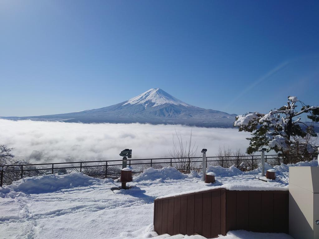 河口湖 富士山パノラマロープウェイ 公式 本日の展望台からの富士山です 今日は雪のため 13 00からの営業となります 湖畔の方は曇っているのですが 山頂からは雲海と富士山が見えました オープンのため 雪かき頑張ります 富士山 雲海