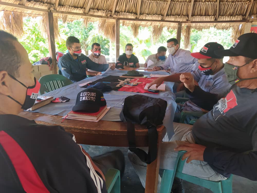 #Bolivar|| Desde la Pquia #Orinoco Mcpio #AngosturaDelOrinoco se realizó en la comunidad indígena Kariña Mayagüa, reunión de la Dirección Regional Operativa en pro de fortalecer el intelectual colectivo. Tocando temas informativos, organizativos y coyunturales

#LaEraRebelde