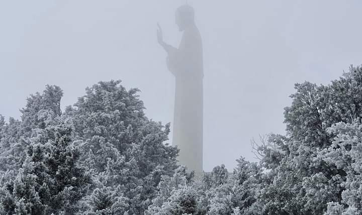 navedelmisterio's tweet photo. El Santo Cristo del Otero, colosal vigilante de la llanura palentina. 
Su rictus casi faraónico siempre me impresionó.
Ahora esta foto me ha puesto la carne de gallina. La enviaba un milenario. 
Protégenos a todos. https://t.co/tQeYYcs5qP