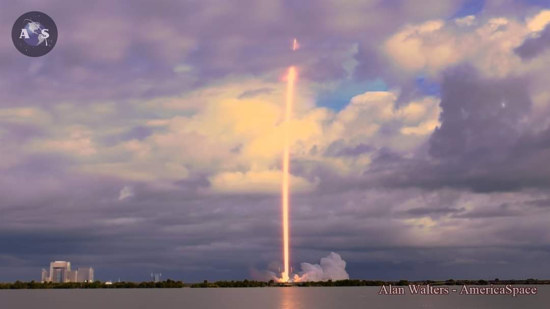 AmericaSpace's tweet photo. A long exposure from our viewing area of today's #SpaceX #SXRS3 #Transporter1 launch from Cape Canaveral, deploying a record 143 satellites into orbit for various customers on another reused booster

MORE - https://t.co/athj45HZOq

📸 @rocketphoto for https://t.co/wpHCUpytO0 https://t.co/0z3FFsWG09