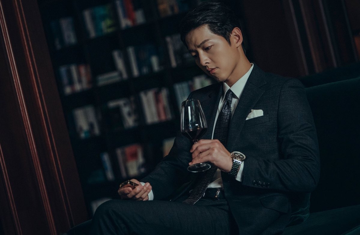 dorameiradiary's tweet photo. 📸| É O PATRÃO MESMO! Novas stills de Song Joong Ki para o drama #Vincenzo 🗣 https://t.co/bSFBV3ntMv