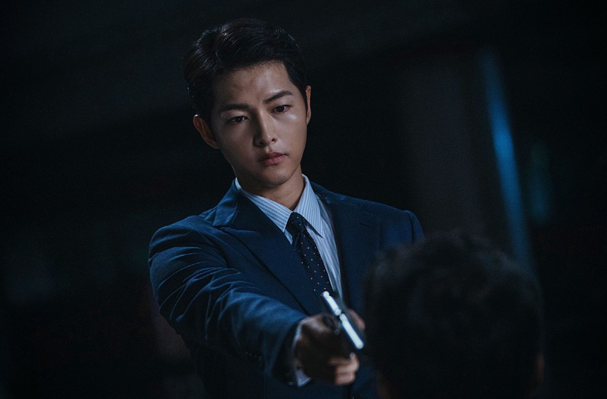 dorameiradiary's tweet photo. 📸| É O PATRÃO MESMO! Novas stills de Song Joong Ki para o drama #Vincenzo 🗣 https://t.co/bSFBV3ntMv