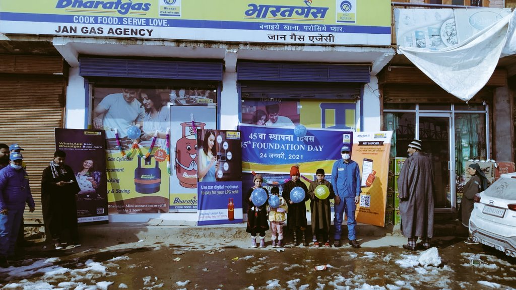 Jammulpg_bpcl's tweet photo. #45YearsOfBPCL in the service of Nation from Kashmir to Kanyakumari.
Celebrating glorious years of great organisation. Happy foundation day BPCL.
@singharunbpcl @BPCLimited @PeethambarantT @time3027 https://t.co/zQFEkIzZzi