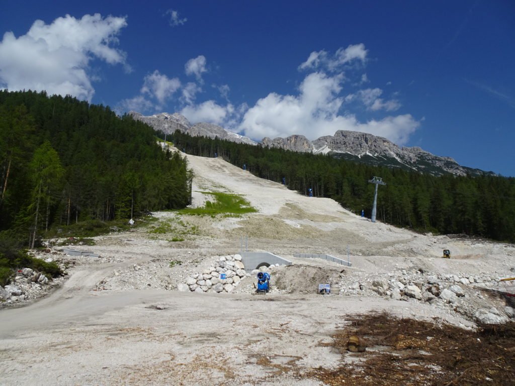GRANDI EVENTI | sportallarovescia.it/sar5/attualita…
Mancano due settimane all'inizio dei mondiali di sci alpino a #Cortina.
Al di là della falsa retorica di sostenibilità ambientale, “Cortina 2021” continua a perpetuare l'anacronistica ricetta basata su cemento e speculazione.