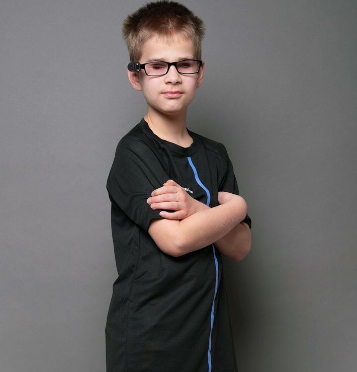 OrCam’in onbinlerce kullanıcısından biri olan Almanya’dan Adrian Quint ile tanışın; Adrian beşinci sınıf öğrencisi, yüzüyor, ata biniyor ve karate öğreniyor. #orcam #orcammyeye #görmeengelliler #disleksi