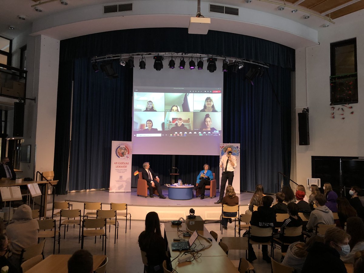 A l'occasion de l'anniversaire du Traité de l'Elysée,  #HRSK a eu le plaisir de recevoir les ambassadeurs de 🇫🇷 Agnès Cukierman et d'🇩🇪 Konrad H. Arz von Straussenburg pour discuter d' #Europe avec nos élèves et les élèves de l'école allemande d'Helsinki.