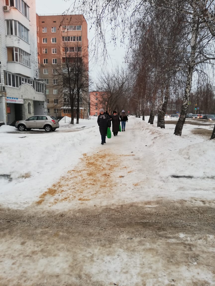 Во всех районах города проводится противогололедная обработка тротуаров
#ульяновск #ульяновскаяобласть #гололед #обработкатротуаров