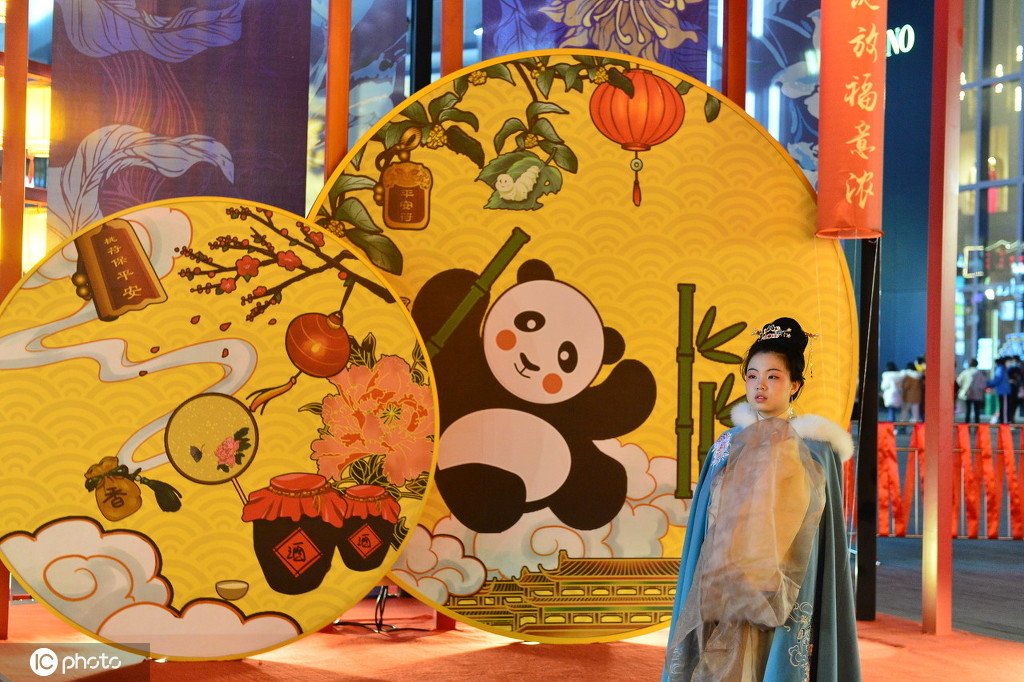 ChinaDaily's tweet photo. Amazing lantern parade, lucky draw, and a host of traditional cultural elements celebrate the bustling and prosperous scenes of the Tang (618-907) and Song (960-1279) Dynasties at #Chengdu Fair in the 12th Lunar Month in Sichuan province. #SpringFestival https://t.co/JoB3Cyvndw