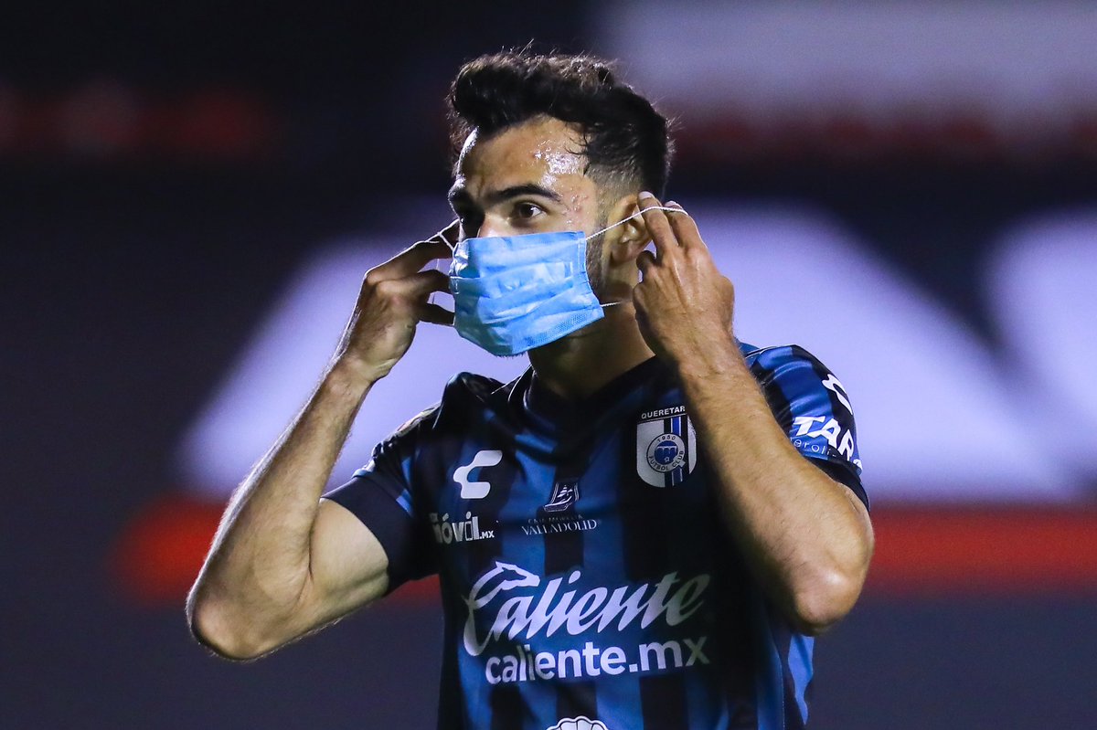 hincha_dos's tweet photo. Él es @josegurrola10, es jugador de los #GallosBlancos , se parece a #CarlosRivera pero con la barba del #Babo. Hoy metió su primer gol en la Primera División y se puso el cubrebocas. Tú también puedes ser como José, no en todo lo demás, pero sí poniéndote el PINCHE CUBREBOCAS 😎 https://t.co/RG2WKQVvB8