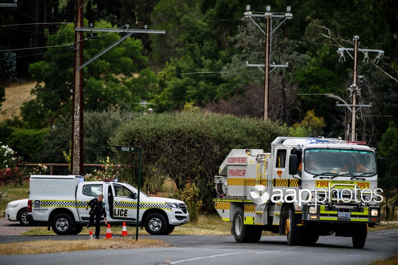 RT @aap_photos: Pix: Adelaide Hills Bushfire https://t.co/paDeZNQZOJ https://t.co/LCquefpdBG