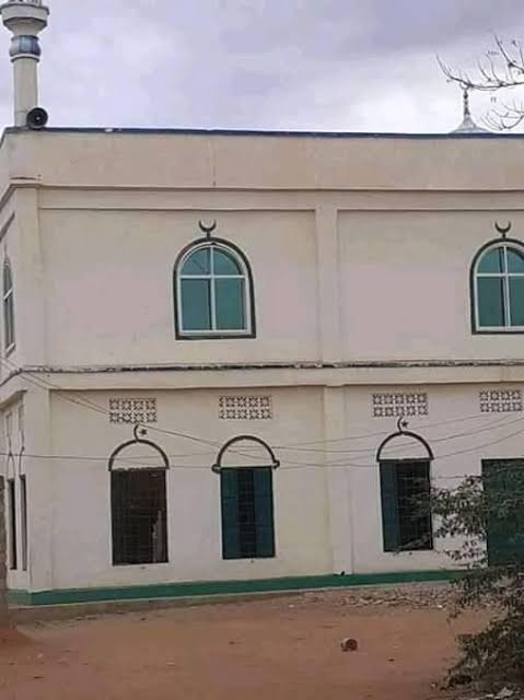 Almost two dozens of Kenyan militias are hiding in Hormud building and Masjid Al Qadim in Beledxawo. The militias are also firing mortars from Mandera. 
#Gedo
#Baledhawo