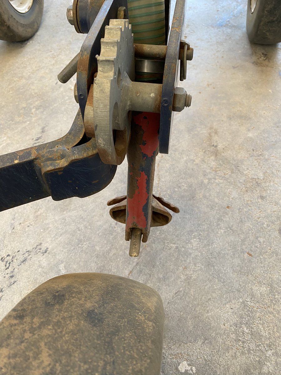 #AskTwitter has anyone ever run a liquid system on Morris splitter boots that injects liquid with the seed. Have liquid deep banding already but want to get some SE14 near the seed.