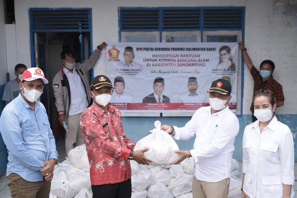 Gerindra's tweet photo. Srikandi Partai Gerindra Kalimantan Barat (Kalbar), Katherine Anggela Oendoen, beserta anggota DPRD Provinsi Kalbar Fraksi Partai Gerindra menyerahkan bantuan kepada masyarakat terdampak banjir. #AksiNyata https://t.co/XFbS4OtX5U