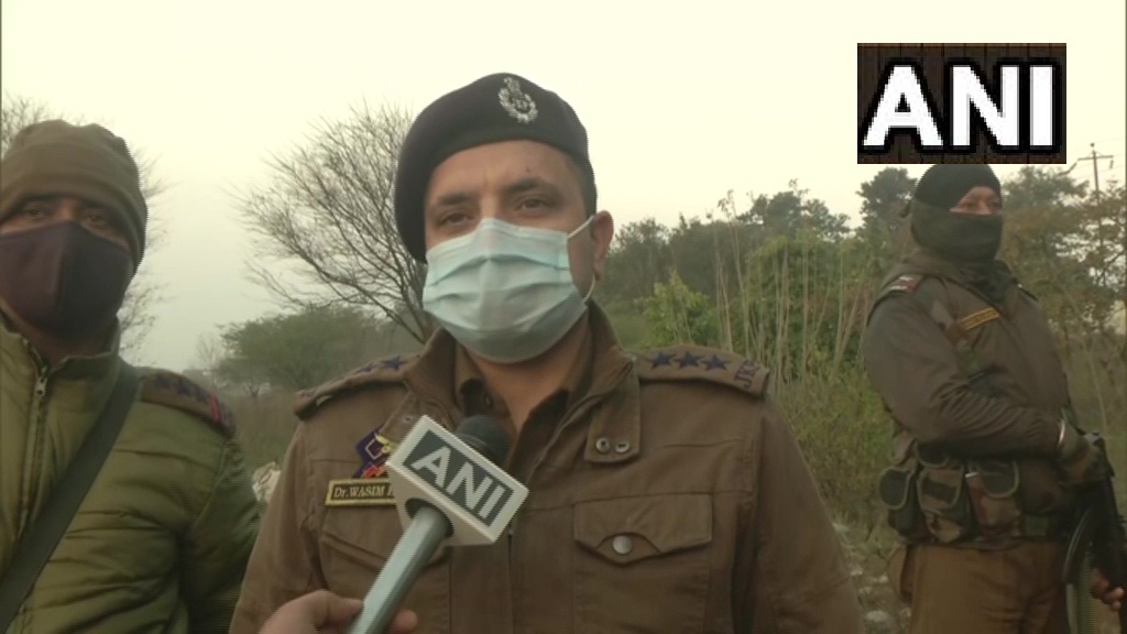 जम्मू कश्मीर: गणतंत्र दिवस से पहले जम्मू कश्मीर में सुरक्षा बढ़ा दी गई है।

जम्मू कश्मीर पुलिस के DSP ने बताया, "हम यहां रोज सर्च ऑपरेशन चलाते हैं। गणतंत्र दिवस पर ये ज़्यादा ज़रूरी हो जाता है। बड़े पैमाने पर सर्च ऑपरेशन चलाए जा रहे हैं। हमारी टीम अलर्ट है।" #RepublicDay2021