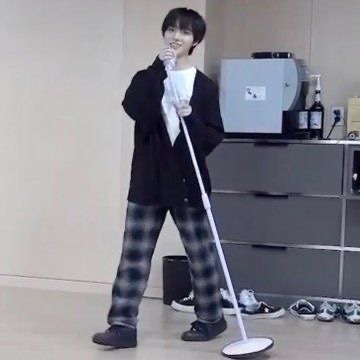 beomgyuhourly's tweet image. he is truly the definition of tiny

#범규 #BEOMGYU @TXT_members