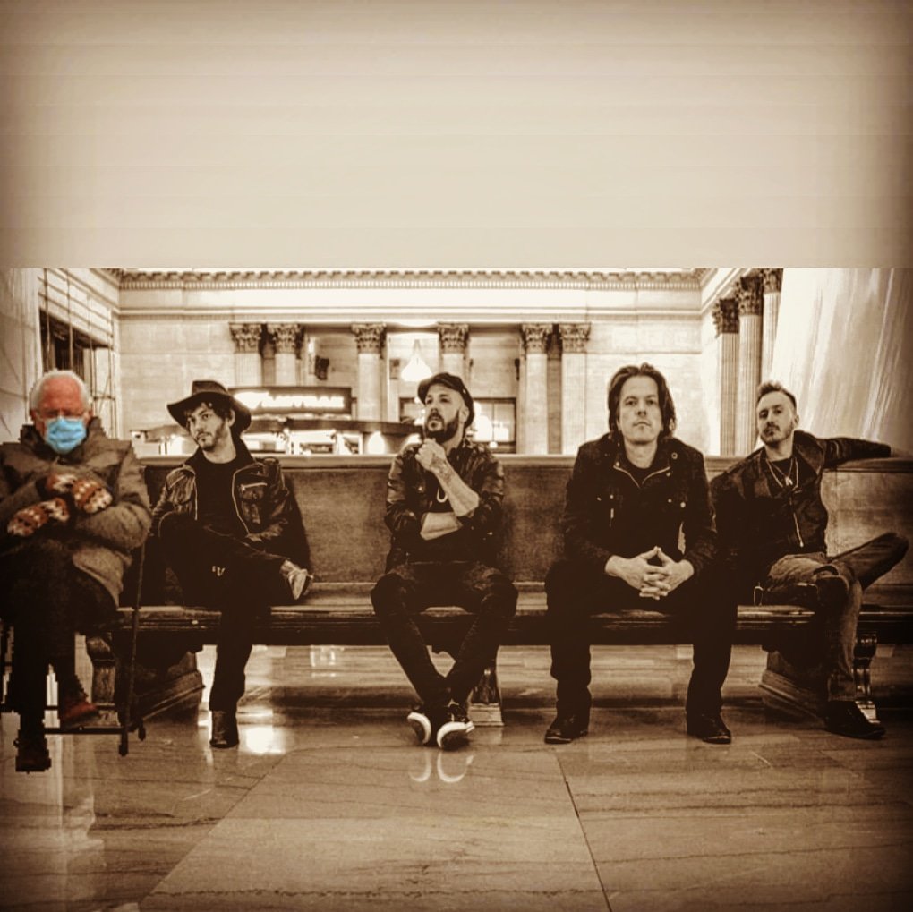 andrehighlife's tweet image. We acquired a fifth band mate. @BernieSanders @ChiUnionStation #BernieMeme #BernieSanders #chicagounionstation #train #sundayfunday #berniesmittens #bernie #feelthebern #releaser #band #photoshoot #leather #boots #hatgame #bench #newmember #bandphoto #pose #photograghy #Trending