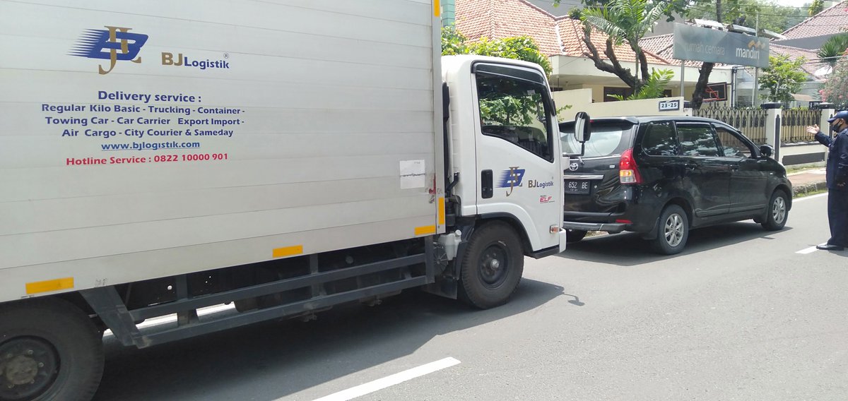 MinmonPS7's tweet photo. Alhamdulilah donasi para dermawan #NetizenPeduli sudah di-berangkatkan menuju posko penerima donasi pada pukul 11.39 WIB dari kantor BN di Jl.Cemara 23-25 Menteng, Jakpus. @RomitsuT https://t.co/OqX3LRdbQj