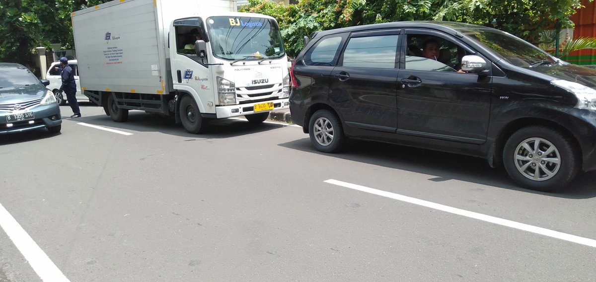 MinmonPS7's tweet photo. Alhamdulilah donasi para dermawan #NetizenPeduli sudah di-berangkatkan menuju posko penerima donasi pada pukul 11.39 WIB dari kantor BN di Jl.Cemara 23-25 Menteng, Jakpus. @RomitsuT https://t.co/OqX3LRdbQj