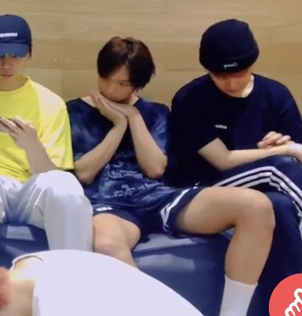 แต่ไลฟ์นี้ตกใจจริง กางเกงสั้นมากก แล้วนั่งแหวกมาก5555555555555555555