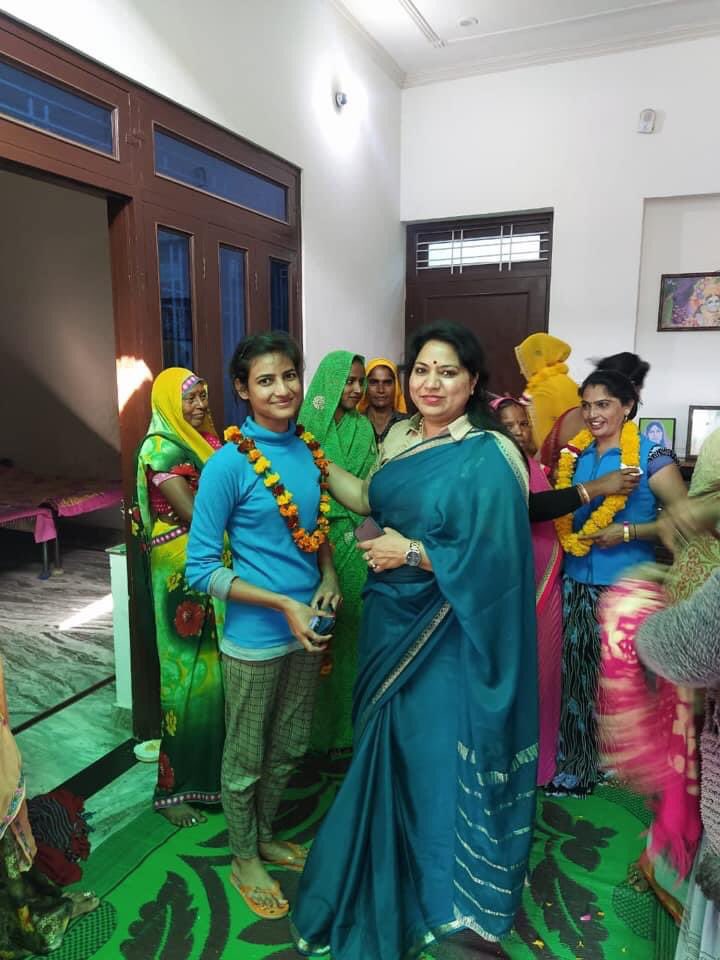murtimeenabjp's tweet photo. __राष्ट्रीय बालिका दिवस पर हम संकल्प लें कि बेटियों को सम्मान देते हुये, उन्हें साहस के साथ आगे बढ़ने के मौक़े दें और सशक्त करें ताकि वो अपने जीवन की हर ऊँचाई को छू सके और राष्ट्रनिर्माण में सहयोग कर सकें।
#GirlChildDay #morepowertogirls #DeshKiBeti https://t.co/VGi2Rtsp98