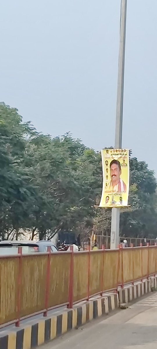 VizagTdp's tweet photo. మహా విశాఖ నగర పాలక సంస్థ ఆరిలోవ ప్రాంతంలో అనేకచోట్ల పలు పార్టీలకు చెందిన ఫ్లెక్సీ బోర్డ్ లు  ఉన్నాయి వెంటనే తొలగించండి https://t.co/n6fPMdpfXq