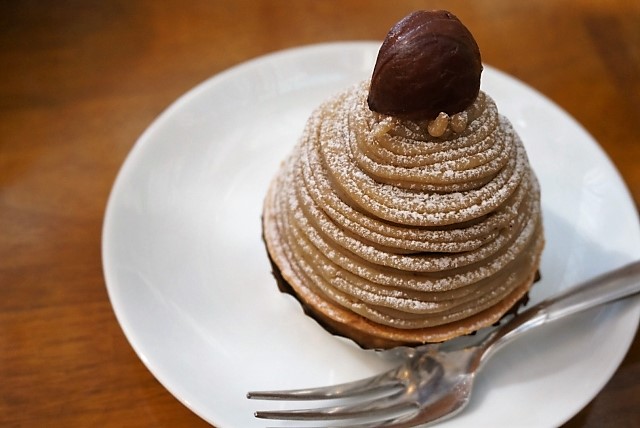 公式 Food Fantasy フードファンタジー モンブランとは 栗を原料としたクリームを生地の上に絞って作られるケーキ である アルプス山脈のモンブランに似せて作られた事からこの名が付けられた モンブラン はフランス語で 白い山 を意味する 3 4