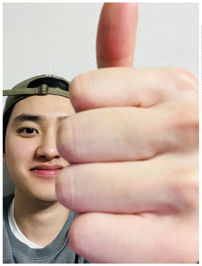 Is this new selfie style? Doh Kyungsoo???? 👍🏻🥰😂