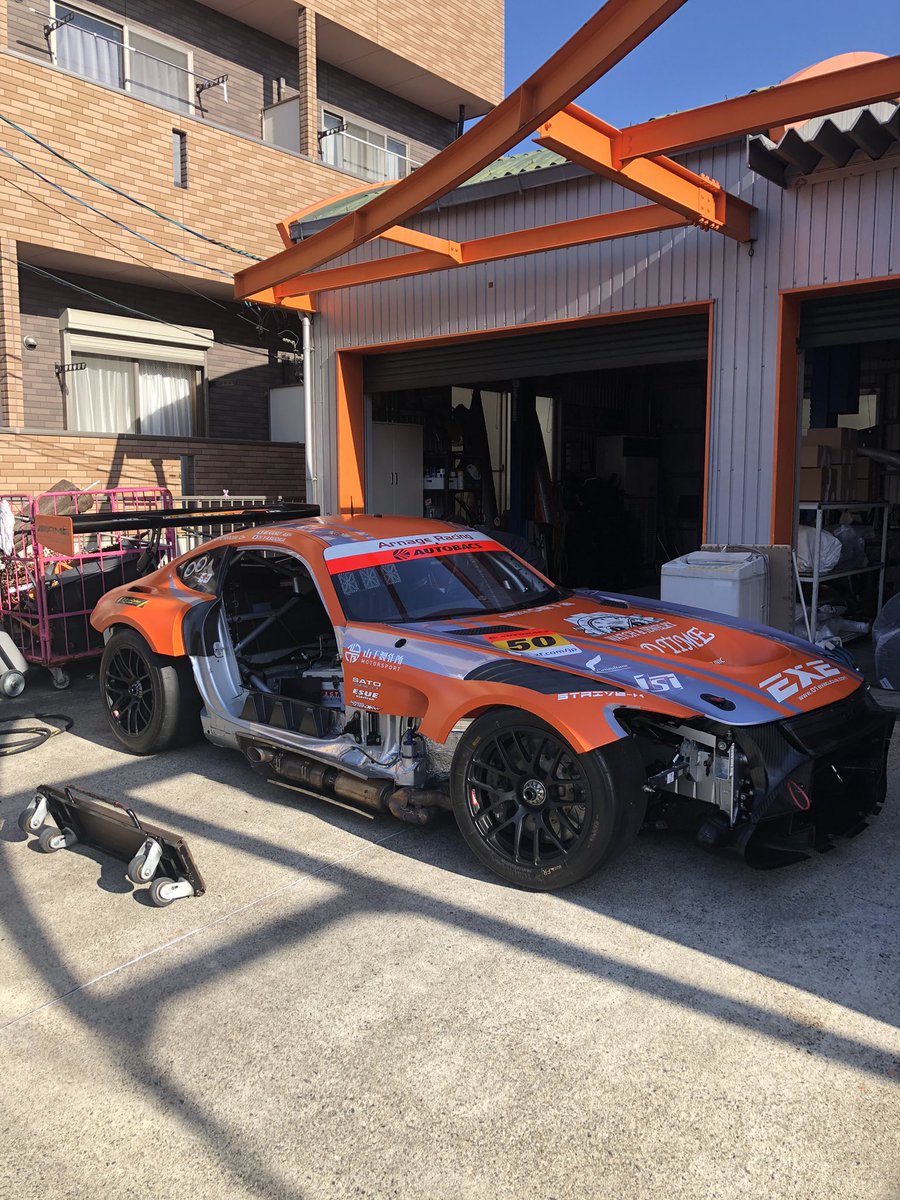 itoutti's tweet photo. ＃22EVO化 の為、ガレージの左右入れ替えを実施した。

ついでに、今シーズンのタイヤ交換マンのTwitter公開のコソ練を敢行🤣

タイヤ交換マンのツナギがかっこいい😝＃MAC

＃arnageracing
＃SuperGT https://t.co/xYALiyHbG2
