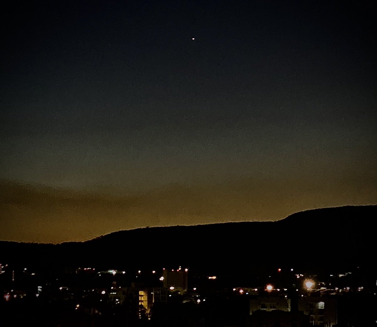 #Mercurio visto al anochecer. Guadalajara, México. <a href="/EnGuadalajara/">EnGuadalajara</a>  
<a href="/El_Universo_Hoy/">El Universo Hoy 🧈</a> #planetas #cielo