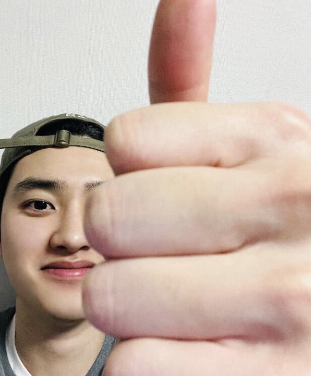 KsooTalala's tweet photo. Military discharge selca, 

This Xiumin😍             This Kyungsoo😂 https://t.co/XIFQDebpmt
