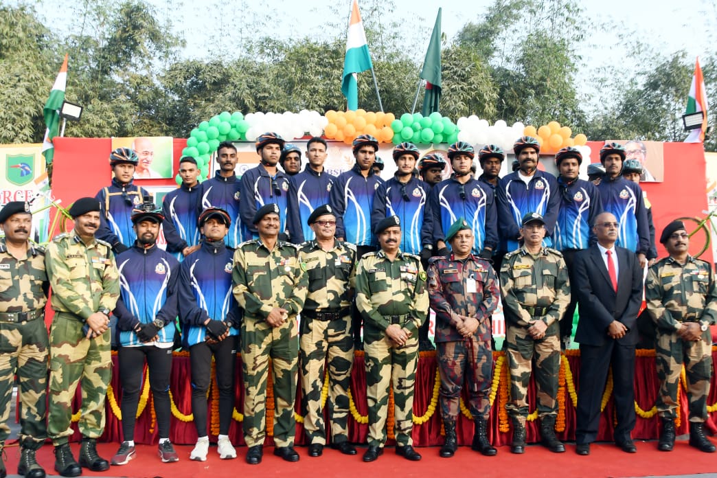 BSFNBFTR's tweet photo. On 24 Jan 2021, #MaitriCycleRally reached #BOP Fulbari, #51Bn @BSF_India. They were welcomed by Sh. Sunil Kumar, IPS, IG @BSFNBFTR &amp; CO #18BGB. Sh. Raju Bistha, MP Darjeeling was the chief guest for the day. A cultural program was also organized for the participants.
#JaiHind https://t.co/cXPi5mAGuv