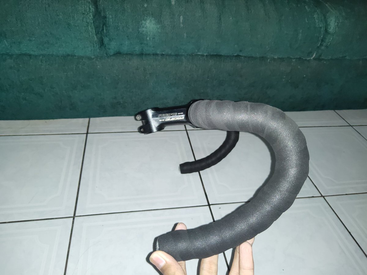 DffDmr's tweet photo. Wts 
Barset : dropbar avenir 440mm, stem pacific 80mm, bartape velo gel
Harga : 400k nego tipis
#fnfjb @trackcyclery https://t.co/IOjBB9GpdU