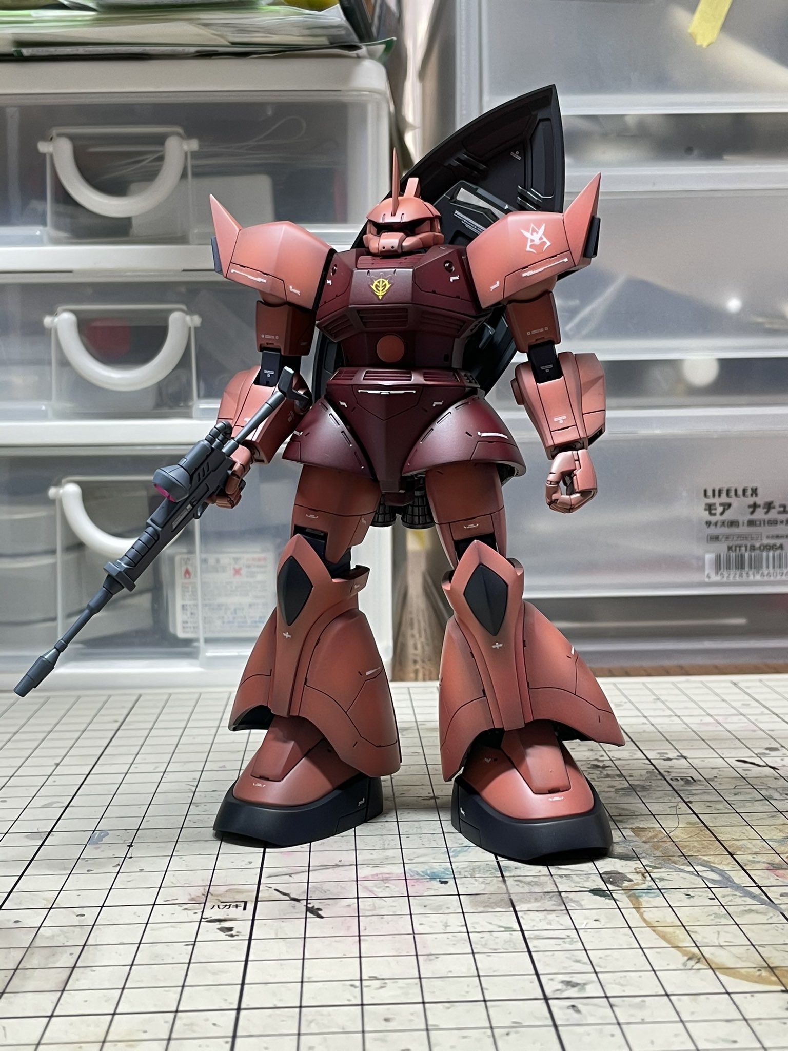 ぐれっグル Hgucシャア専用ゲルググ 完成 肩 胴体 太もも ふくらはぎは合わせ目消し 膝と肘は後ハメ 胴体も少し延長 太もも2mm延長 足首3mm延長 各種ディテールアップ 黒立ち上げのグラデ塗装にデカールと墨入れ 最後にフラットコート Hguc