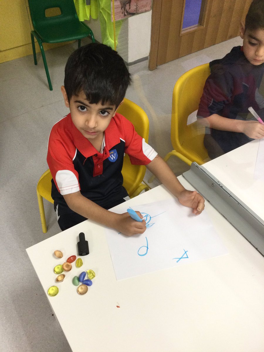 WPS_FS2's tweet image. Lots of interest in making marks in #FS2B today. What have you drawn? Can you add a label? #WPSFSLiteracy