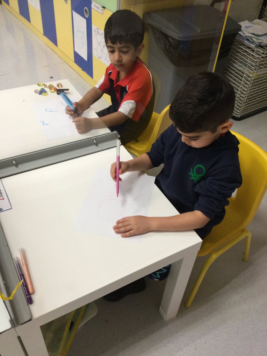 WPS_FS2's tweet image. Lots of interest in making marks in #FS2B today. What have you drawn? Can you add a label? #WPSFSLiteracy