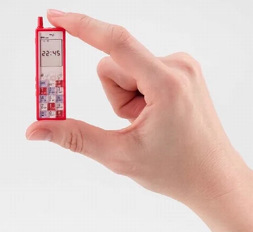 懐かしい、auのストレート型のガラケーがカプセルトイになって登場！