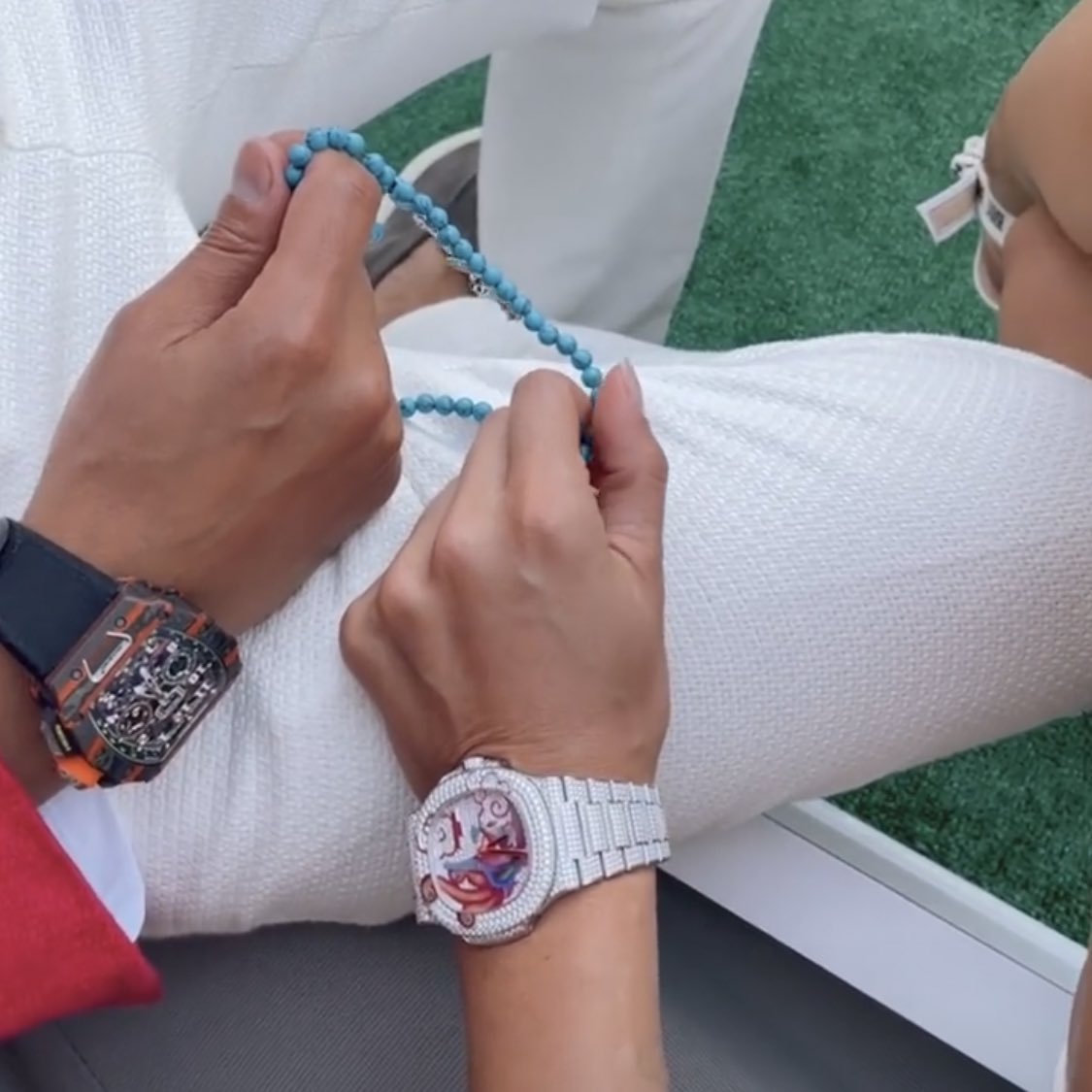 Şeyma Subaşı ve sevgilisi Mohammed Alsaloussi, saatleri ile dikkat çekti. Üç gün önce 2 milyon 400 bin TL’lik Patek Philippe marka saat takan Subaşı, bu kez aynı markanın 3 milyon TL’lik bir modelini taktı. Sevgilisi ise 3 milyon 360 bin TL’lik Richard Mille marka tercih etti.